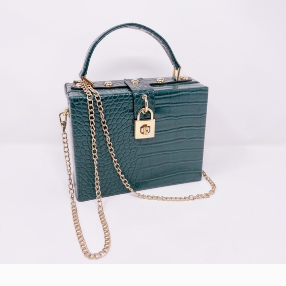 Handbags - Woman's NWOT PURSE 👜